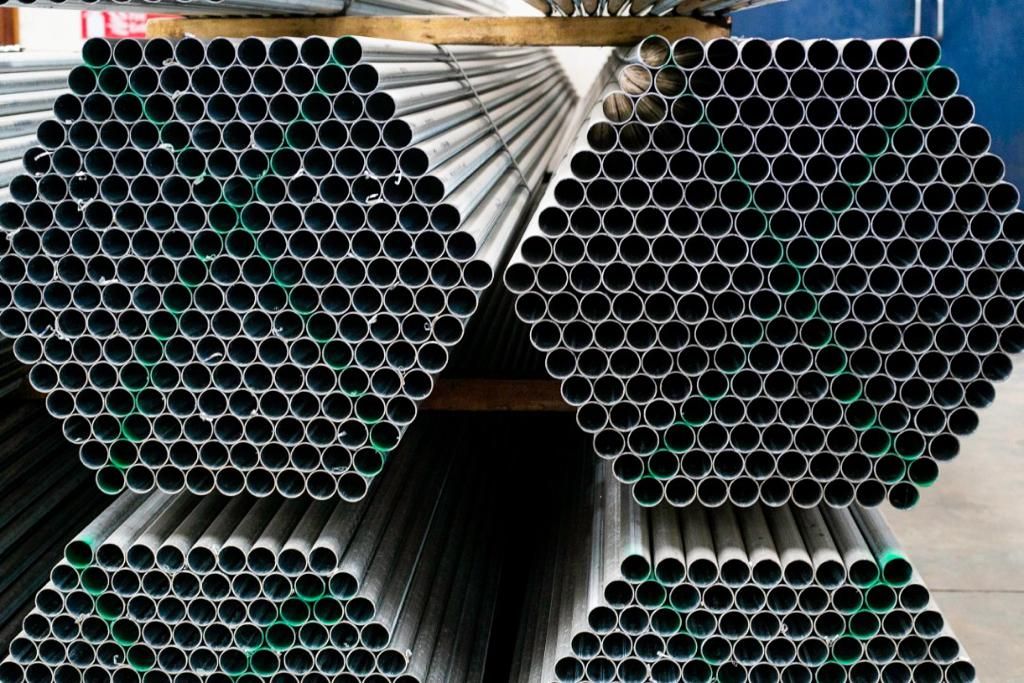 Hexagonal bundles of round pipes