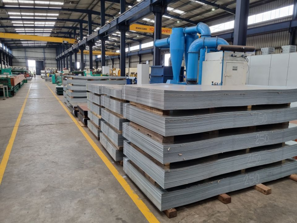 Flat sheet stock in the production hall